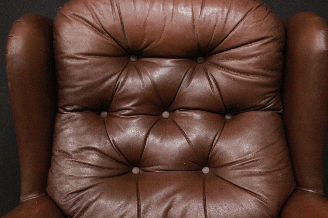 927_Poltrona_Armchair_Chester_Chesterfield_bergere_leather_pelle_marrone_chiaro_light_brown_originale_original_english_inglese_UK_1
