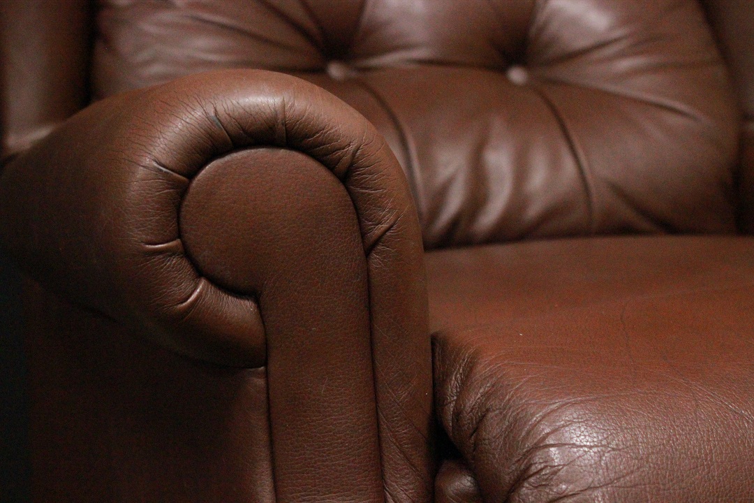 927_Poltrona_Armchair_Chester_Chesterfield_bergere_leather_pelle_marrone_chiaro_light_brown_originale_original_english_inglese_UK_3