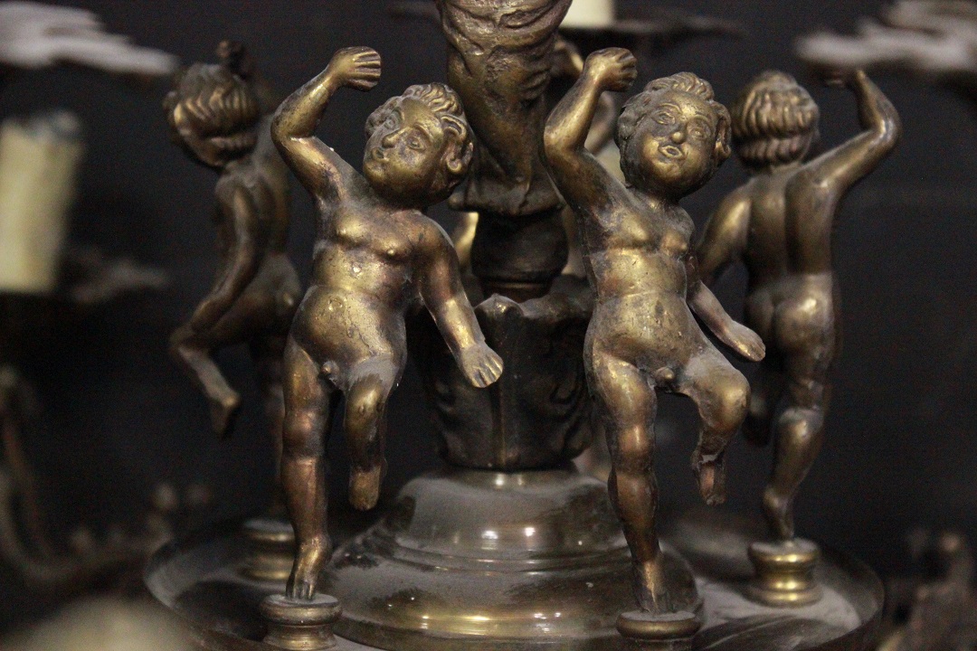 931_lampadario_15_luci_luce_bronzo_putti_seconda_metà_X_secolo_1