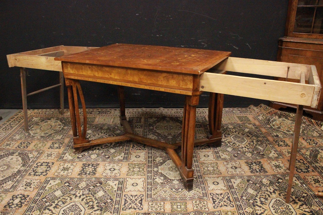 967_tavolo_table_scrivania_legno_chiaro_apribile_aperta_allungabile_decori_prima_metà_Novecento_Italia_italiana_ITA_0