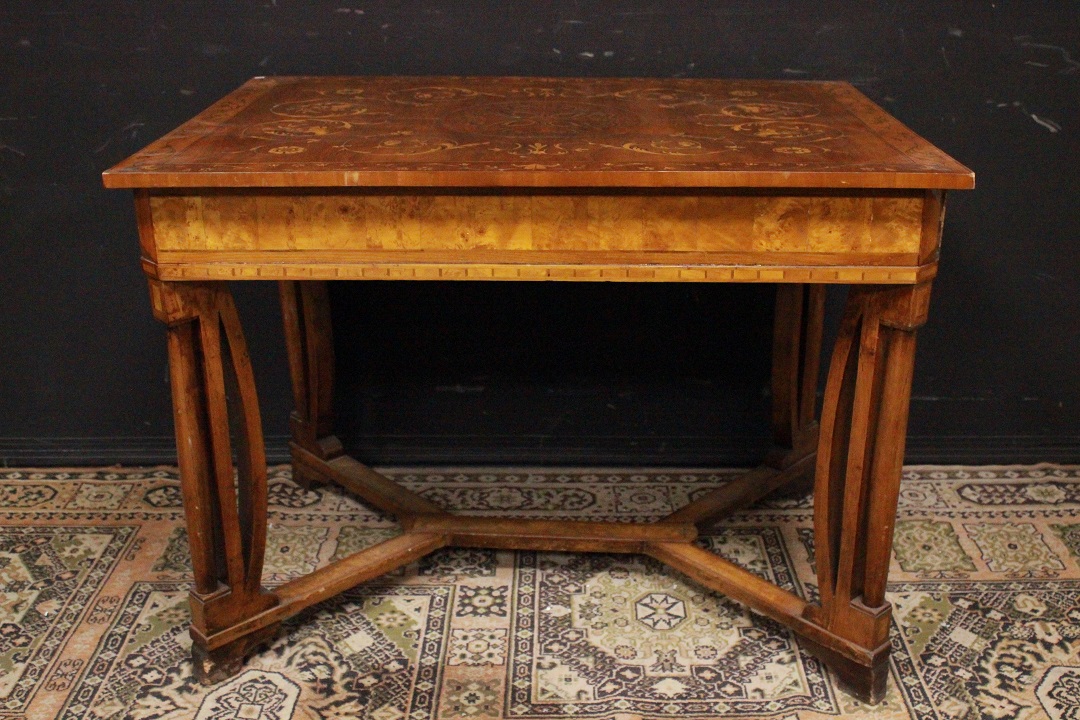 967_tavolo_table_scrivania_legno_chiaro_apribile_aperta_allungabile_decori_prima_metà_Novecento_Italia_italiana_ITA_1