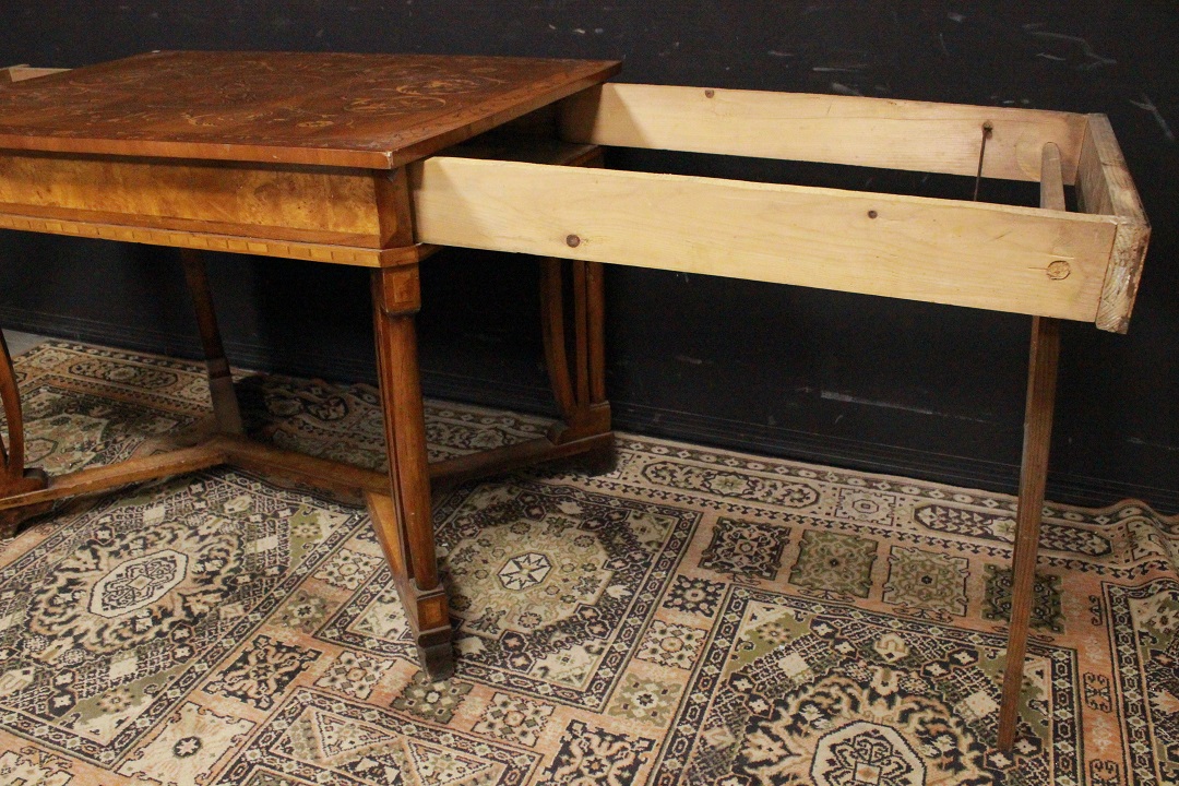 967_tavolo_table_scrivania_legno_chiaro_apribile_aperta_allungabile_decori_prima_metà_Novecento_Italia_italiana_ITA_11