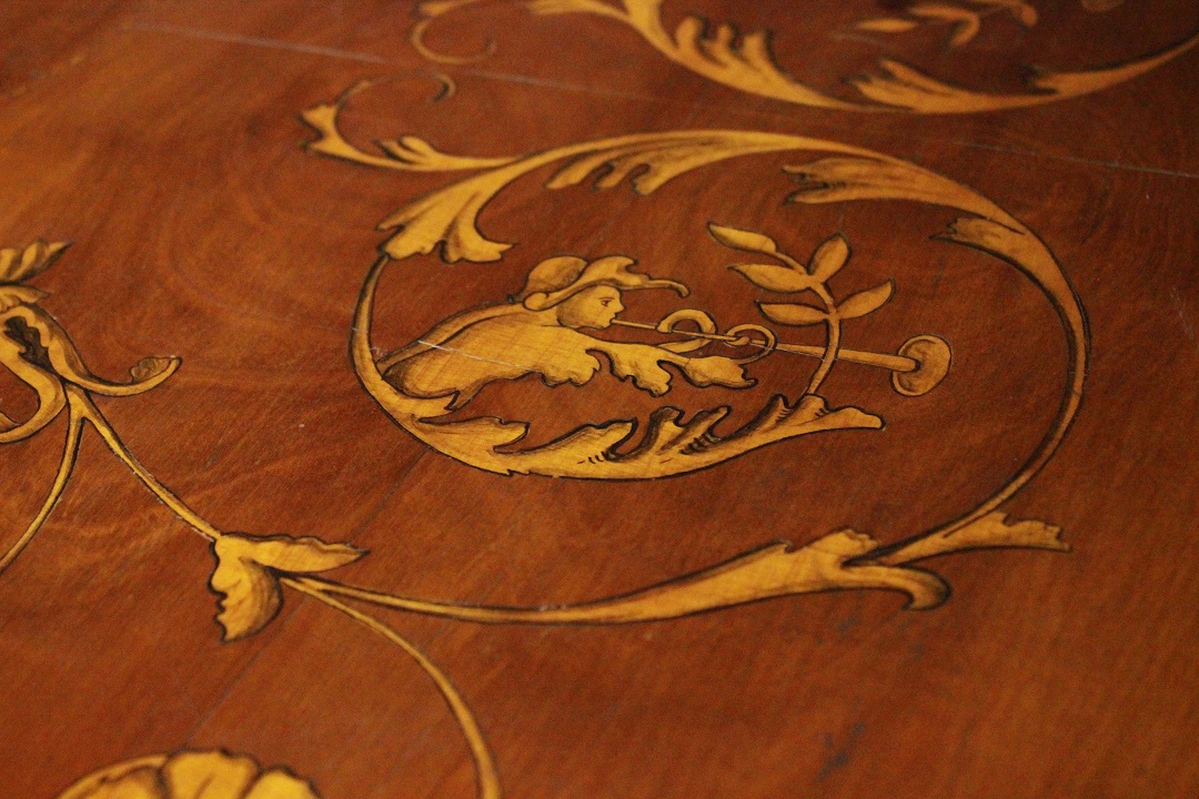 967_tavolo_table_scrivania_legno_chiaro_apribile_aperta_allungabile_decori_prima_metà_Novecento_Italia_italiana_ITA_2