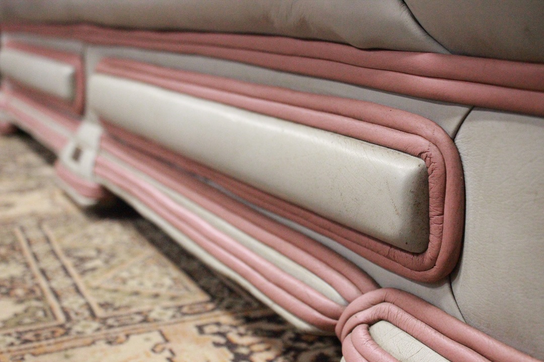989_Divano_Sofa_Chester_Chesterfield_Dellbrook_3_tre_posti_three_seater_club_leather_pelle_bianco_scuro_rosa_pink_white_originale_original_english_inglese_UK_8