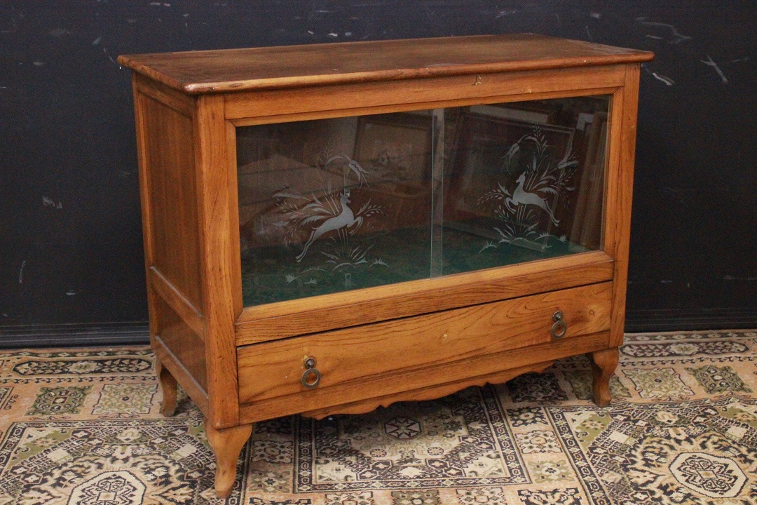 1013_mobile_vetrina_vetro_decorato_cassetti_legno_chiaro_seconda_metà_Novecento_italiano_Italia_ITA_0