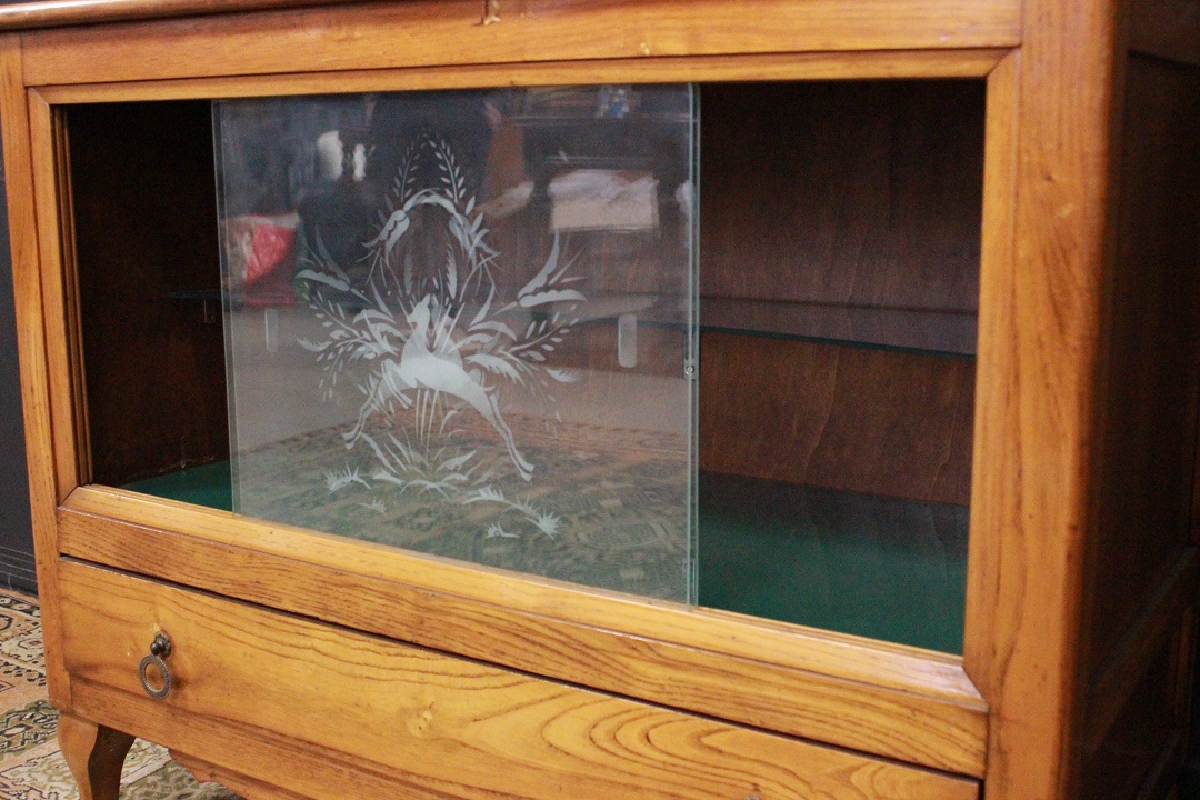 1013_mobile_vetrina_vetro_decorato_cassetti_legno_chiaro_seconda_metà_Novecento_italiano_Italia_ITA_1