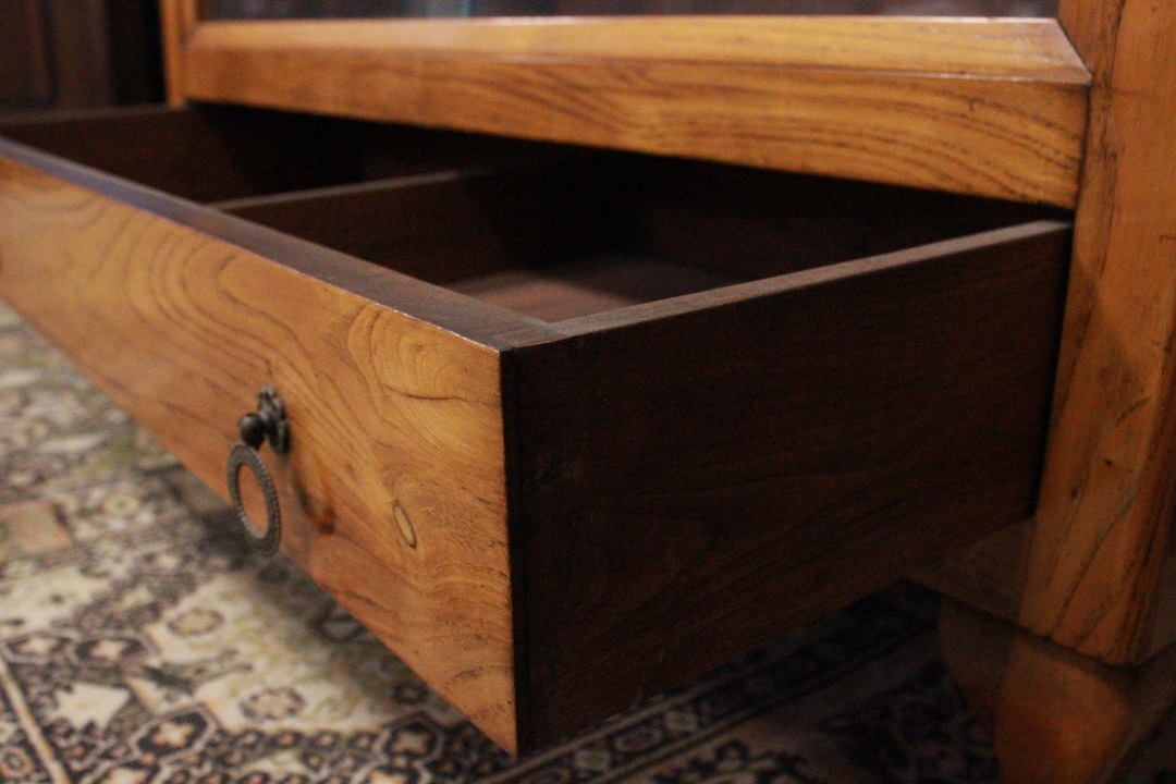 1013_mobile_vetrina_vetro_decorato_cassetti_legno_chiaro_seconda_metà_Novecento_italiano_Italia_ITA_3