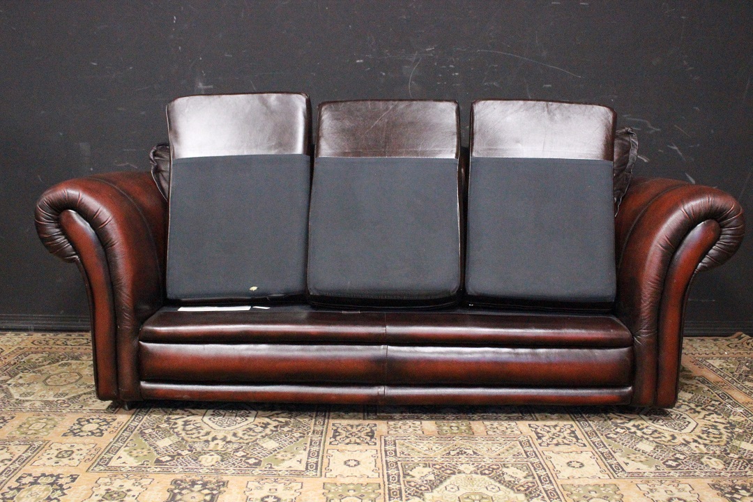 113_Divano_Sofa_Chester_Chesterfield_club_leather_pelle_marrone_rossiccio_tre_3P_posti_three_seater_originale_original_Brescia_Roncadelle_english_inglese_UK_9