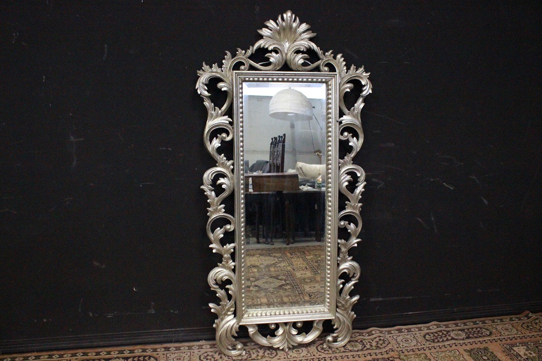 361_specchiera_specchio_da_appendere_legno_scolpito_argentato_vetro_molato_cornice_fine_XX_inizio_XXI_secolo_asiatica_inglese_UK_0