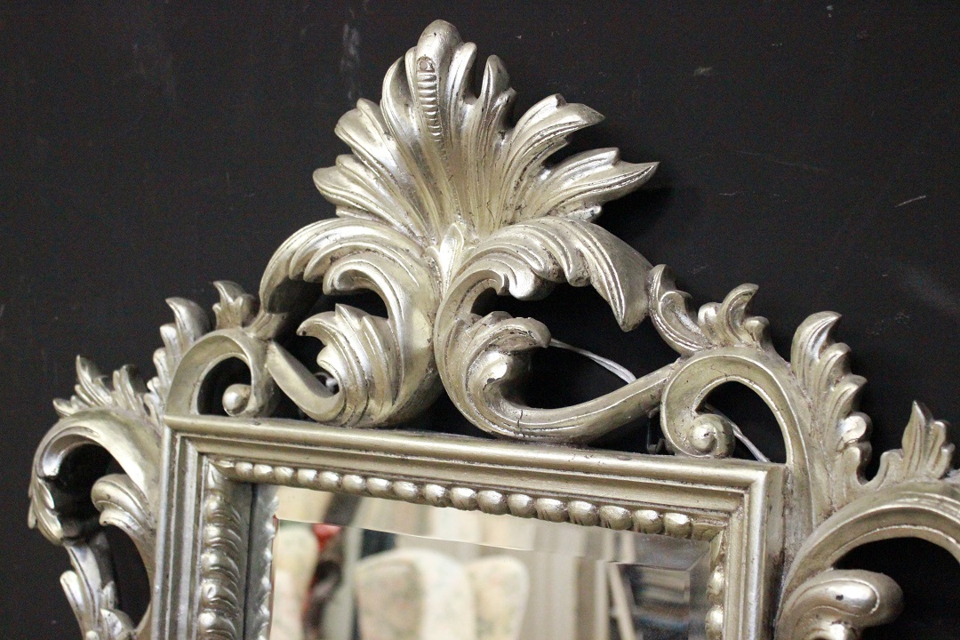 361_specchiera_specchio_da_appendere_legno_scolpito_argentato_vetro_molato_cornice_fine_XX_inizio_XXI_secolo_asiatica_inglese_UK_1