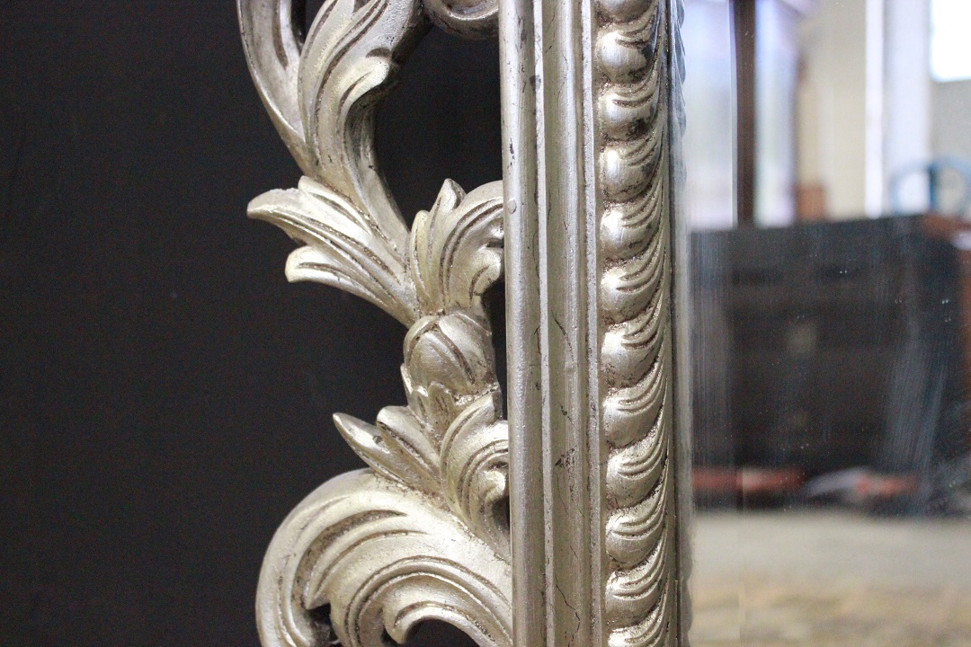 361_specchiera_specchio_da_appendere_legno_scolpito_argentato_vetro_molato_cornice_fine_XX_inizio_XXI_secolo_asiatica_inglese_UK_10