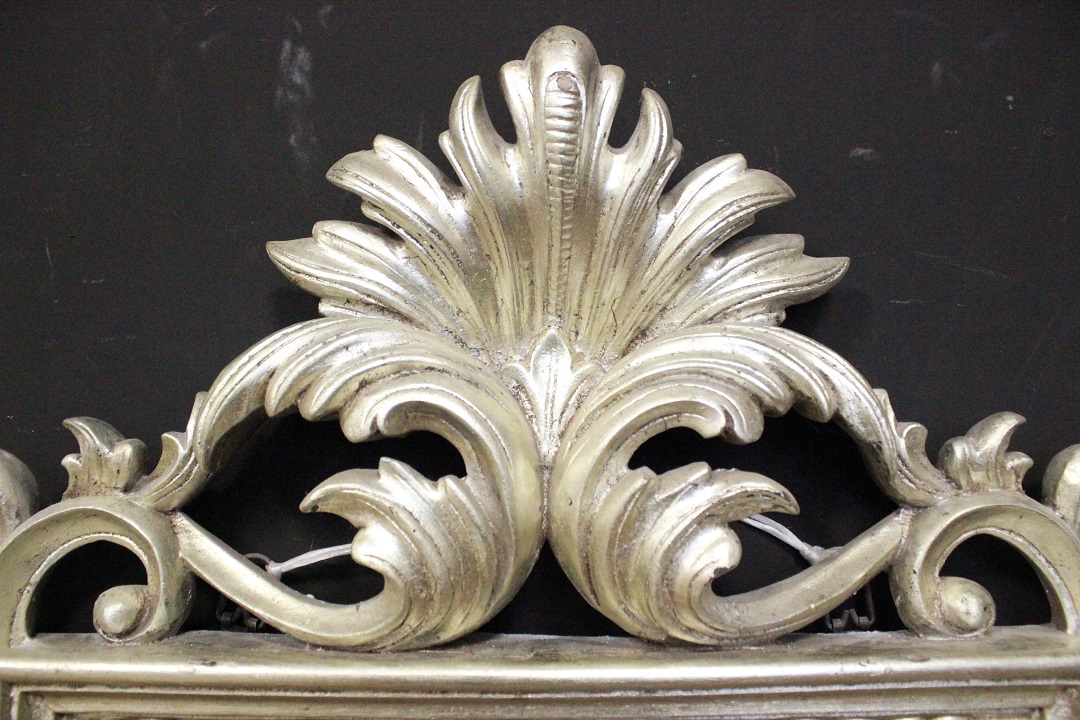 361_specchiera_specchio_da_appendere_legno_scolpito_argentato_vetro_molato_cornice_fine_XX_inizio_XXI_secolo_asiatica_inglese_UK_6