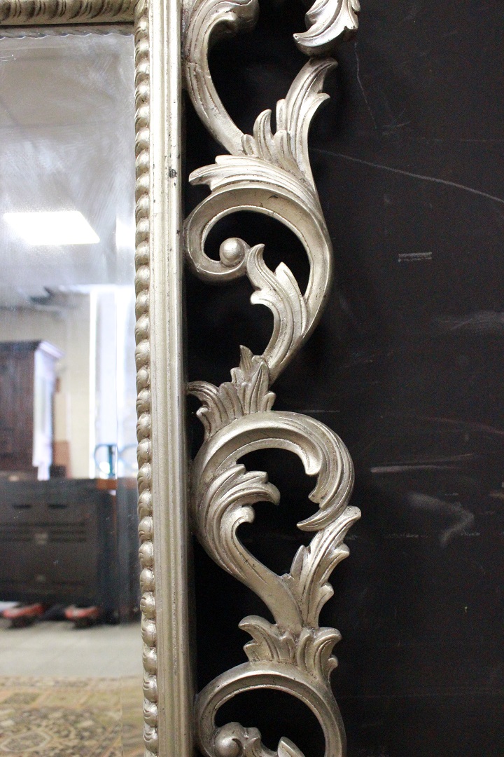 361_specchiera_specchio_da_appendere_legno_scolpito_argentato_vetro_molato_cornice_fine_XX_inizio_XXI_secolo_asiatica_inglese_UK_7