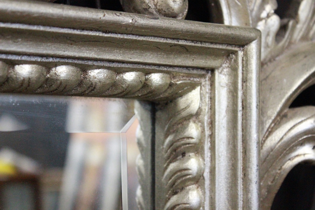 361_specchiera_specchio_da_appendere_legno_scolpito_argentato_vetro_molato_cornice_fine_XX_inizio_XXI_secolo_asiatica_inglese_UK_8