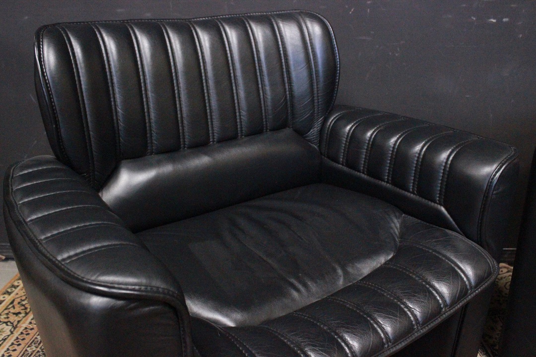 825_coppia_poltrona_armchair_double_due_2_pelle_nera_nero_black_leather_seduta_cucita_1