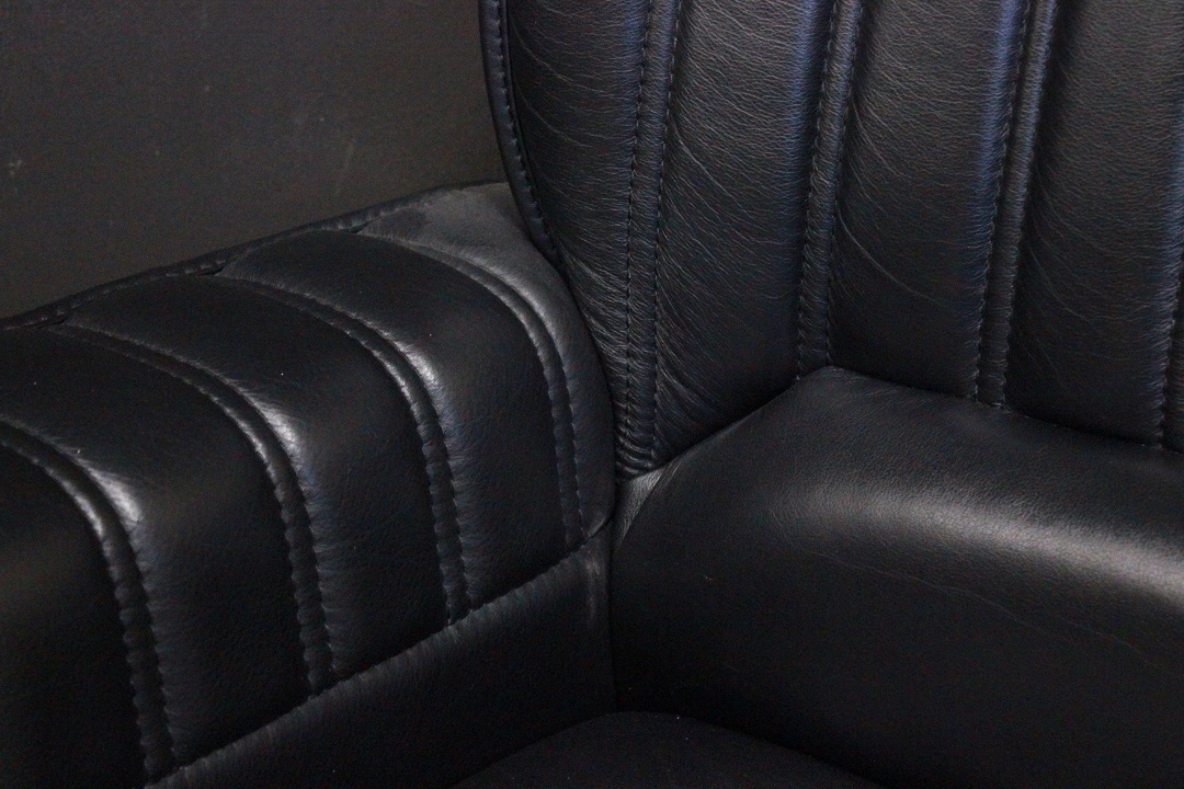 825_coppia_poltrona_armchair_double_due_2_pelle_nera_nero_black_leather_seduta_cucita_2