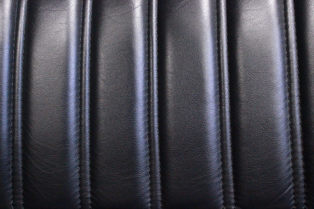 825_coppia_poltrona_armchair_double_due_2_pelle_nera_nero_black_leather_seduta_cucita_3