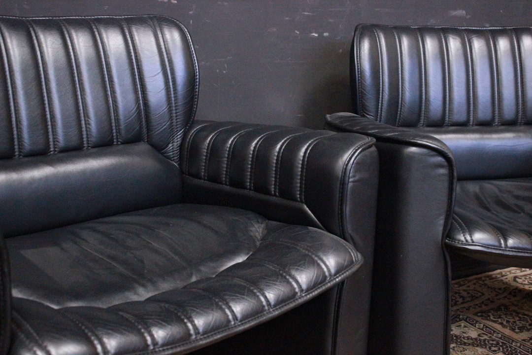 825_coppia_poltrona_armchair_double_due_2_pelle_nera_nero_black_leather_seduta_cucita_6