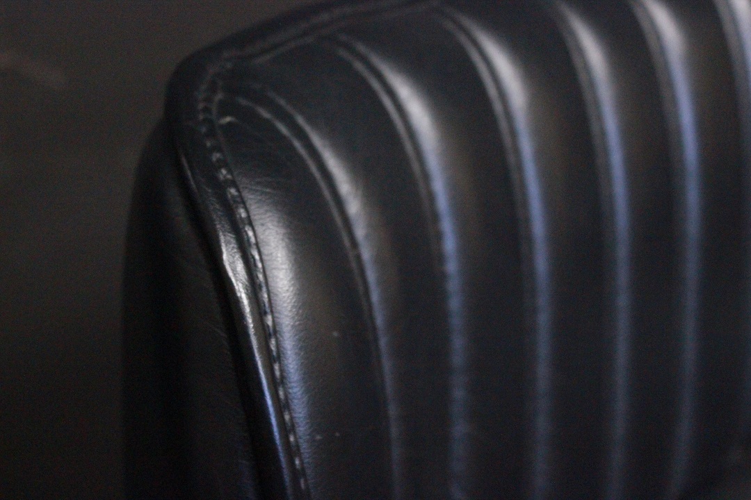 825_coppia_poltrona_armchair_double_due_2_pelle_nera_nero_black_leather_seduta_cucita_8