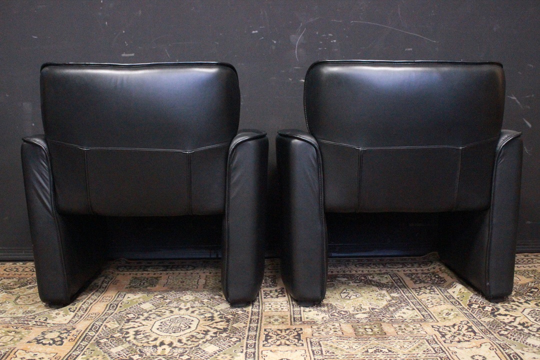 825_coppia_poltrona_armchair_double_due_2_pelle_nera_nero_black_leather_seduta_cucita_9