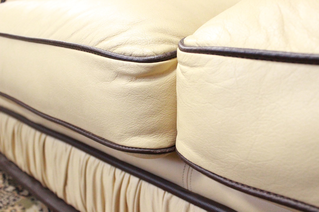 1196_Divano_Sofa_Chester_Chesterfield_Dellbrook_3_tre_posti_three_seater_club_leather_pelle_creme_crema_marrone_brown_originale_original_Brescia_Roncadelle_english_inglese_UK_3
