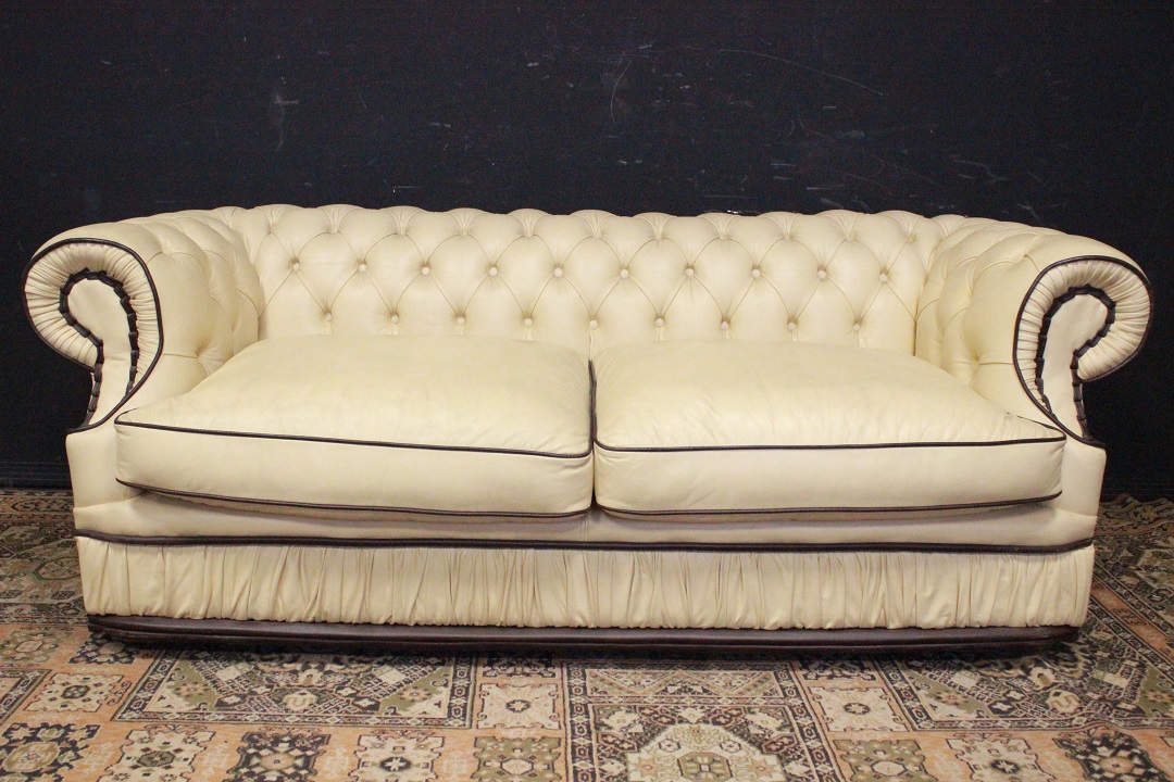 1196_Divano_Sofa_Chester_Chesterfield_Dellbrook_3_tre_posti_three_seater_club_leather_pelle_creme_crema_marrone_brown_originale_original_Brescia_Roncadelle_english_inglese_UK_4