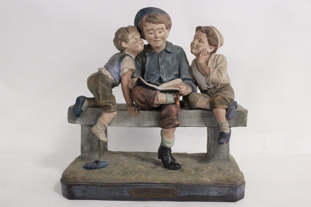 1207_statua_statuina_tre_bambini_lettore_libro_targa_porcellana_Capodimonte_Brescia_Roncadelle_seconda_metà_XX_secolo_francese_Francia_FRA_0