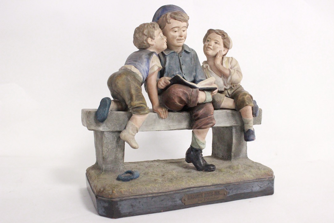 1207_statua_statuina_tre_bambini_lettore_libro_targa_porcellana_Capodimonte_Brescia_Roncadelle_seconda_metà_XX_secolo_francese_Francia_FRA_4