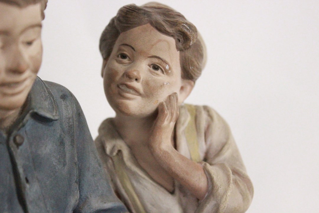 1207_statua_statuina_tre_bambini_lettore_libro_targa_porcellana_Capodimonte_Brescia_Roncadelle_seconda_metà_XX_secolo_francese_Francia_FRA_5