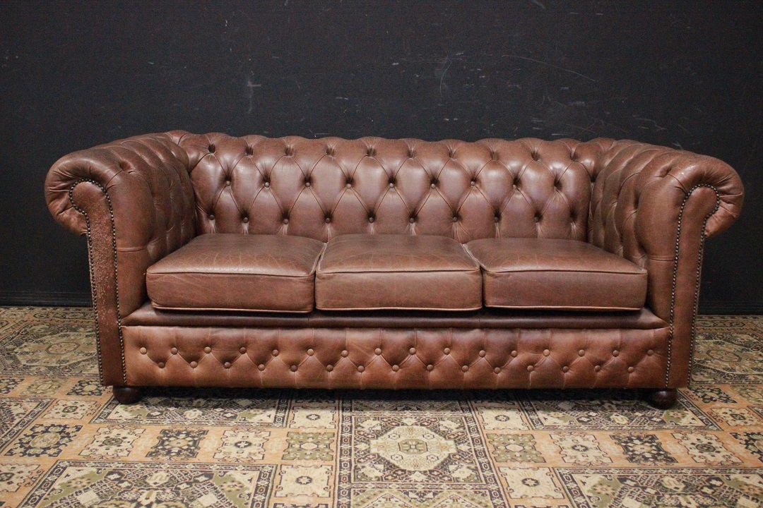 1213_Divano_Sofa_Chester_Chesterfield_club_leather_pelle_marrone_chiaro_light_brown_originale_original_Brescia_Roncadelle_english_inglese_UK_0