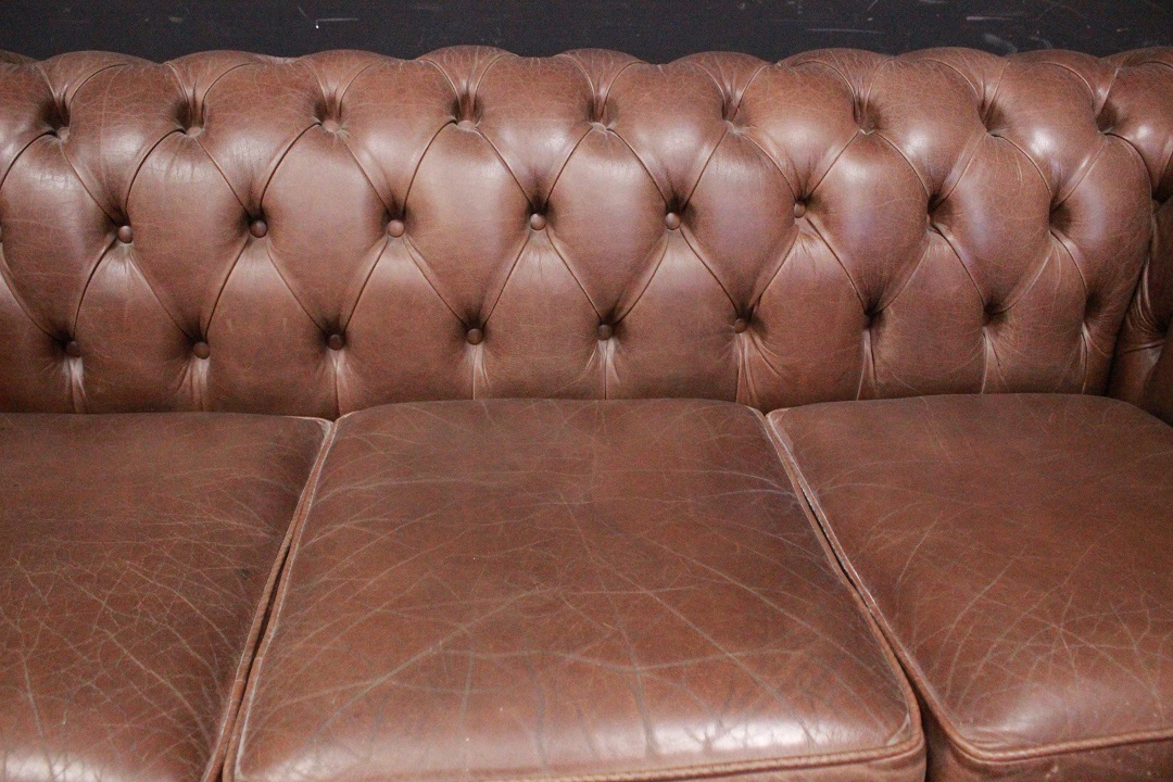 1213_Divano_Sofa_Chester_Chesterfield_club_leather_pelle_marrone_chiaro_light_brown_originale_original_Brescia_Roncadelle_english_inglese_UK_2