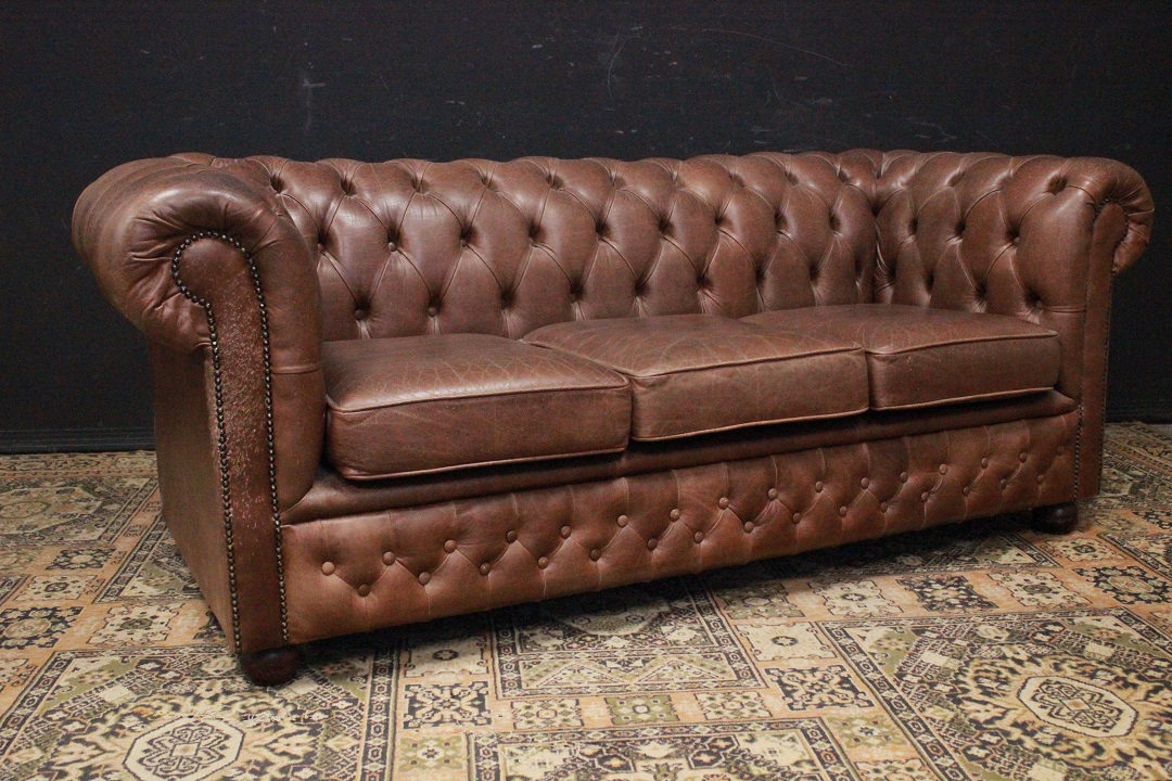 1213_Divano_Sofa_Chester_Chesterfield_club_leather_pelle_marrone_chiaro_light_brown_originale_original_Brescia_Roncadelle_english_inglese_UK_3