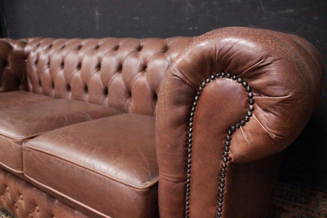 1213_Divano_Sofa_Chester_Chesterfield_club_leather_pelle_marrone_chiaro_light_brown_originale_original_Brescia_Roncadelle_english_inglese_UK_4