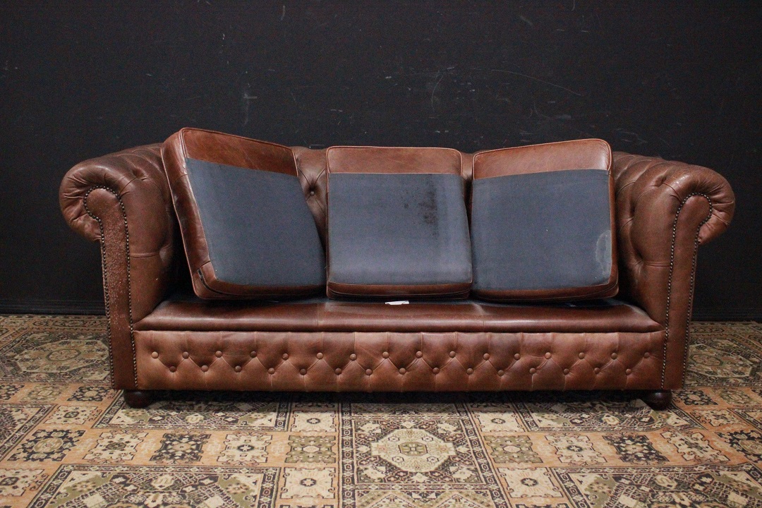1213_Divano_Sofa_Chester_Chesterfield_club_leather_pelle_marrone_chiaro_light_brown_originale_original_Brescia_Roncadelle_english_inglese_UK_8