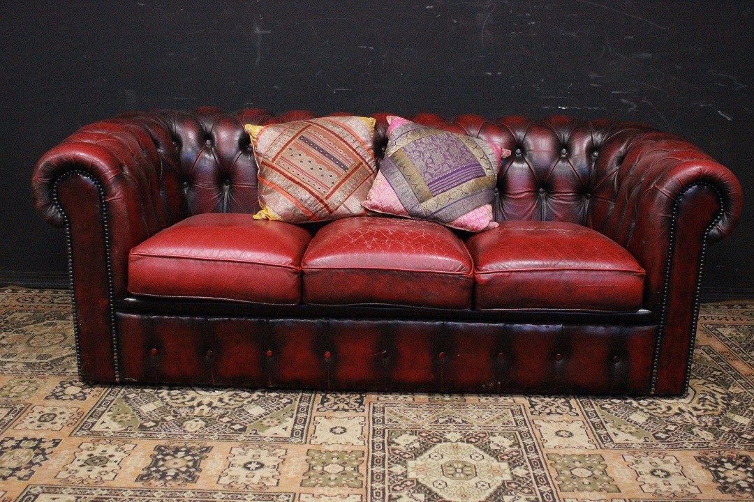 1216_Divano_Sofa_Chester_Chesterfield_club_leather_pelle_bordeaux_tre_posti_three_seater_3_originale_original_Brescia_Roncadelle_english_inglese_UK_0