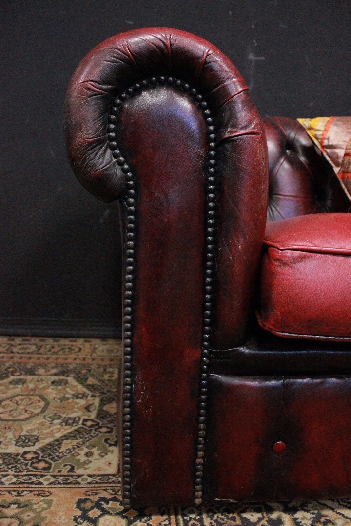1216_Divano_Sofa_Chester_Chesterfield_club_leather_pelle_bordeaux_tre_posti_three_seater_3_originale_original_Brescia_Roncadelle_english_inglese_UK_1