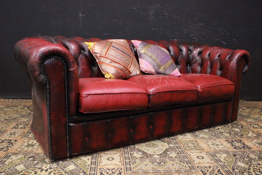 1216_Divano_Sofa_Chester_Chesterfield_club_leather_pelle_bordeaux_tre_posti_three_seater_3_originale_original_Brescia_Roncadelle_english_inglese_UK_4
