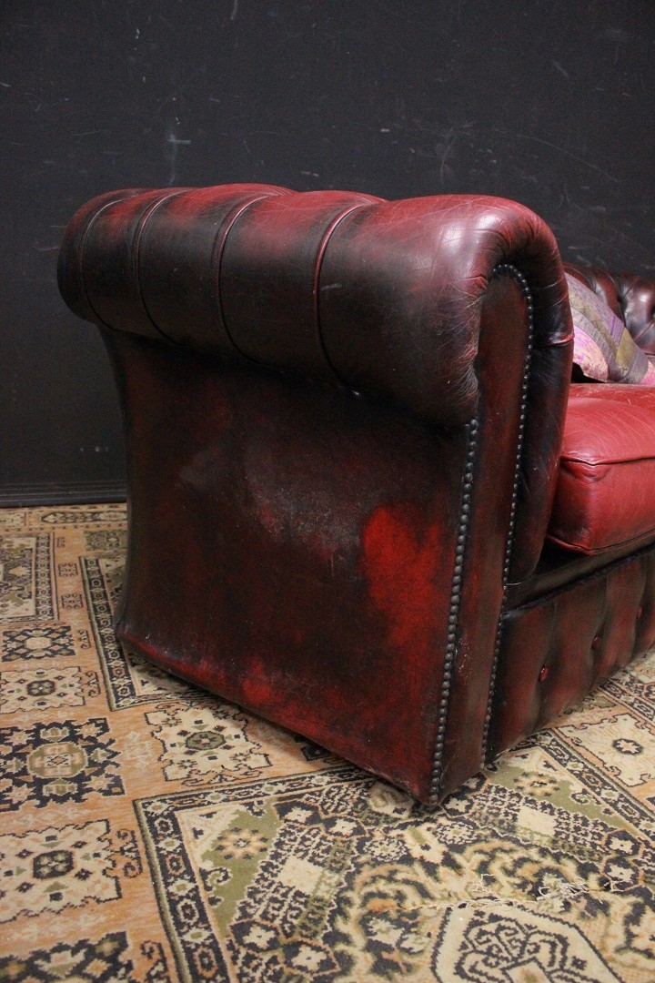 1216_Divano_Sofa_Chester_Chesterfield_club_leather_pelle_bordeaux_tre_posti_three_seater_3_originale_original_Brescia_Roncadelle_english_inglese_UK_6