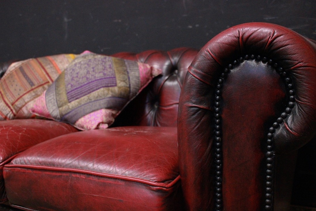 1216_Divano_Sofa_Chester_Chesterfield_club_leather_pelle_bordeaux_tre_posti_three_seater_3_originale_original_Brescia_Roncadelle_english_inglese_UK_7