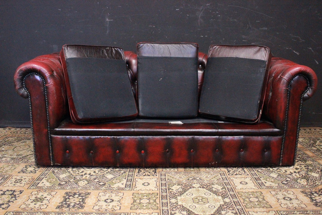 1216_Divano_Sofa_Chester_Chesterfield_club_leather_pelle_bordeaux_tre_posti_three_seater_3_originale_original_Brescia_Roncadelle_english_inglese_UK_8