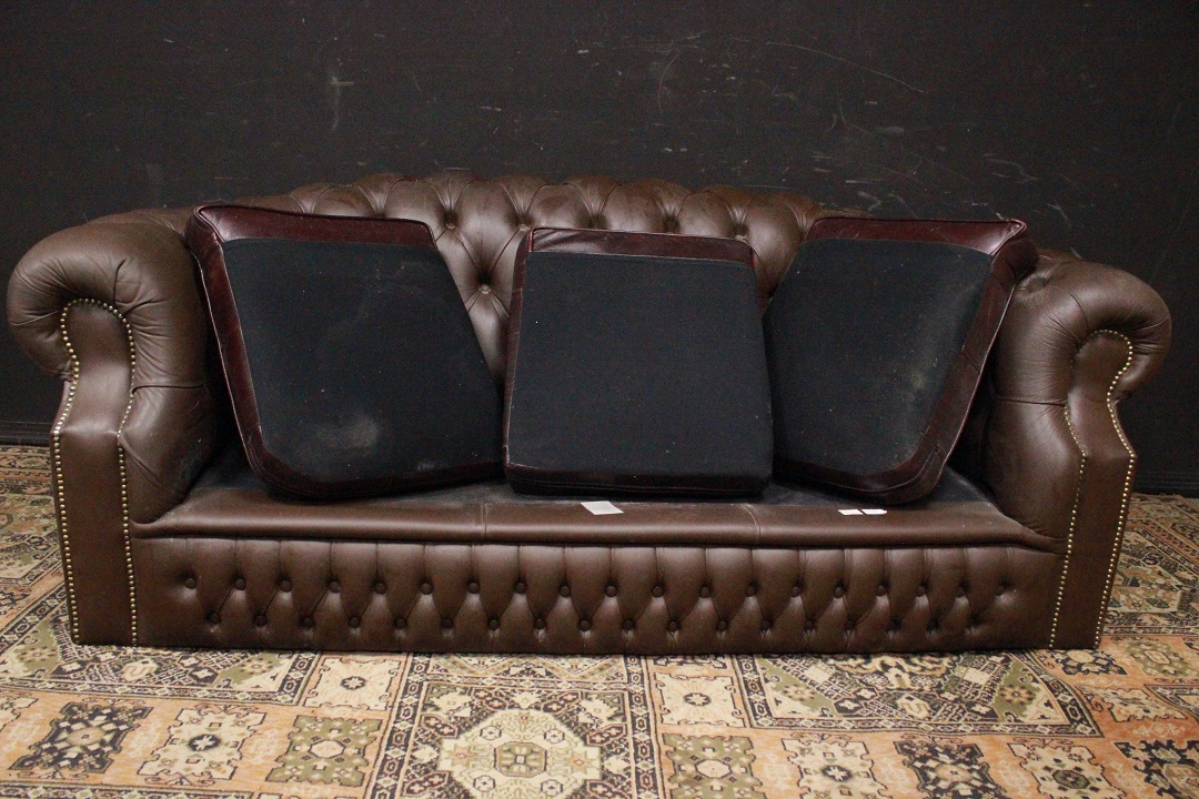1221_Divano_Sofa_Chester_Chesterfield_club_leather_pelle_marrone_scuro_dark_brown_originale_original_Brescia_Roncadelle_english_inglese_UK_8