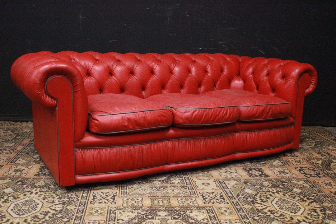 _Divano_Sofa_Chester_Chesterfield_club_tre_3_three_posti_seater_leather_pelle_rosso_red_grigio_grey_originale_original_Brescia_Roncadelle_english_inglese_UK_0
