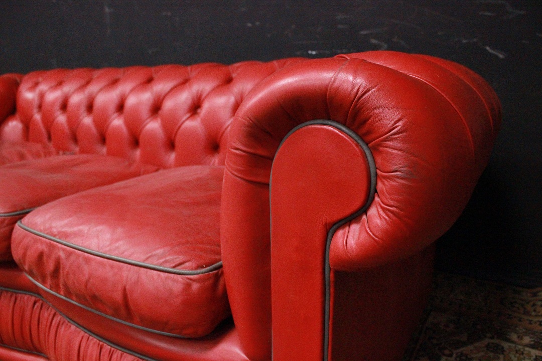 _Divano_Sofa_Chester_Chesterfield_club_tre_3_three_posti_seater_leather_pelle_rosso_red_grigio_grey_originale_original_Brescia_Roncadelle_english_inglese_UK_8